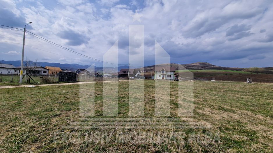 Teren intravilan | De vanzare | 1080 mp | 22 ml deschidere | Ighiu - Poză 1