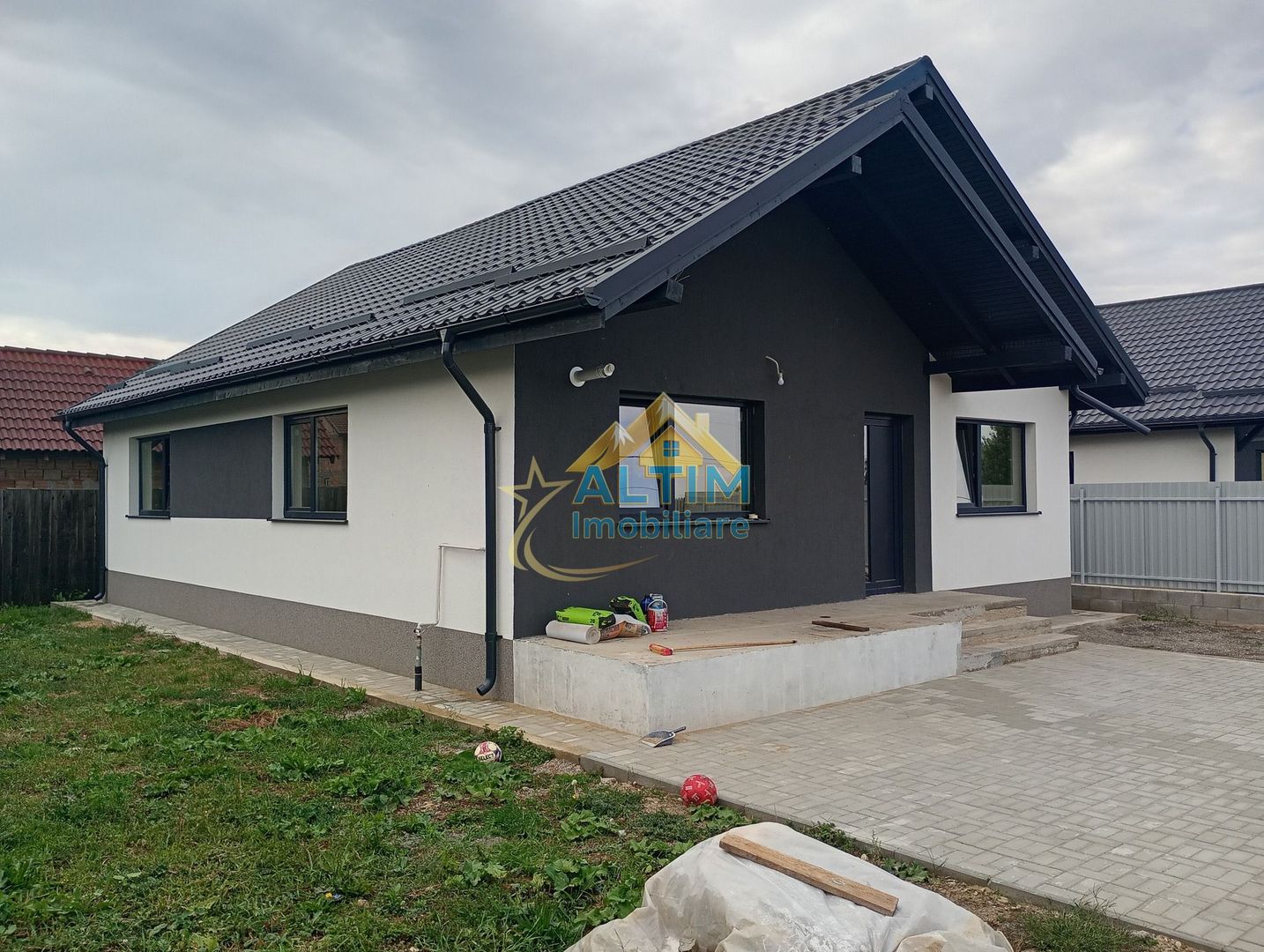 OPORTUNITATE: De vânzare - Casă nouă în cartier Izvor - Poză 2