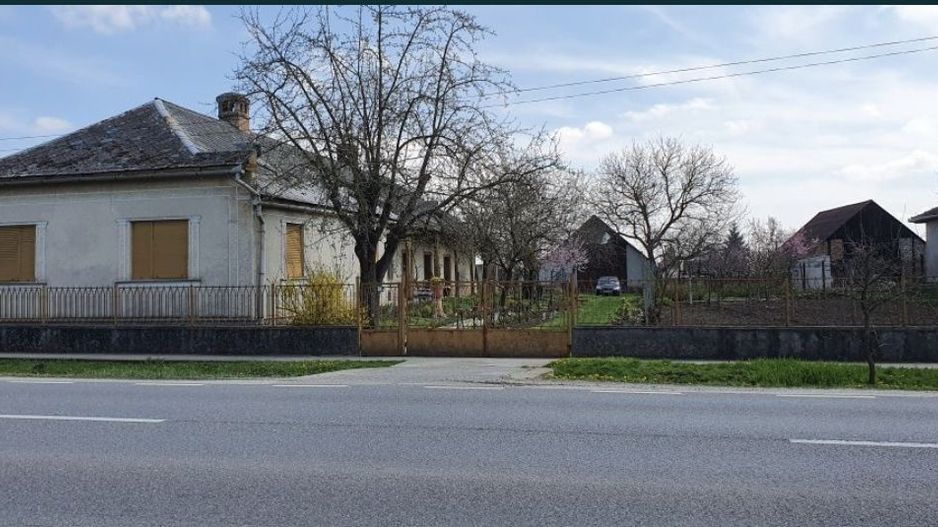 Vand casa in Com.Petresti, ultracentral, 42 ari teren - Poză 3