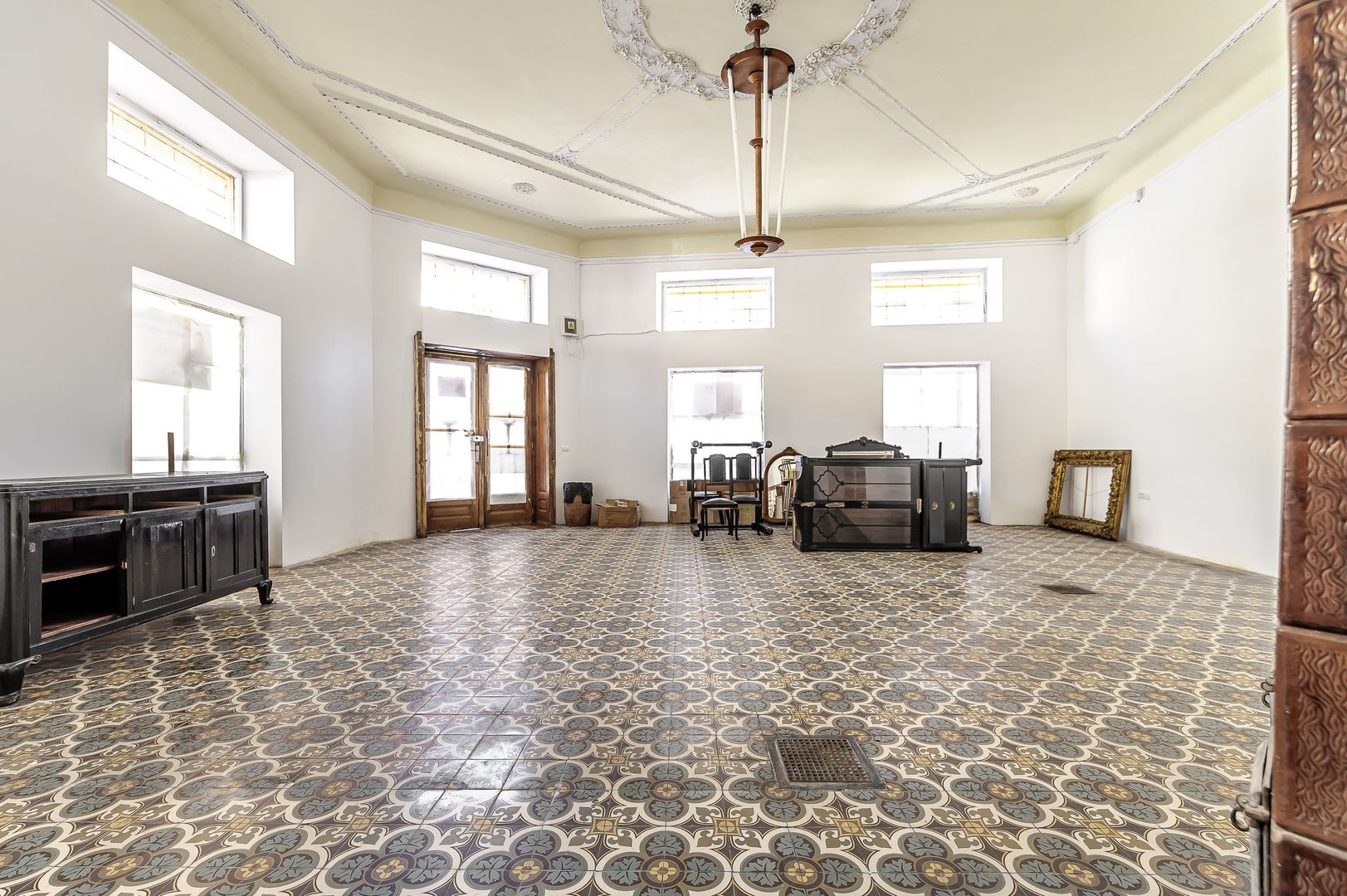 Spațiu comercial cu 5 căi de acces, clădire complet restaurată. - Poză 2