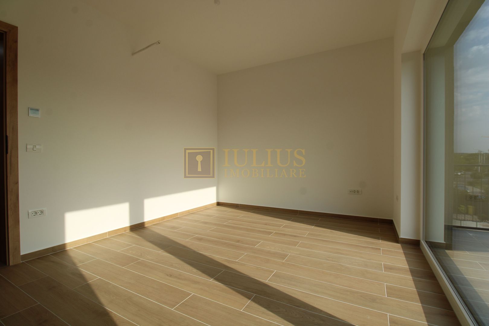 Casa zona Lunei, 5 camere + 3 bai, centrala proprie, rezidential sau birouri ! - Poză 26