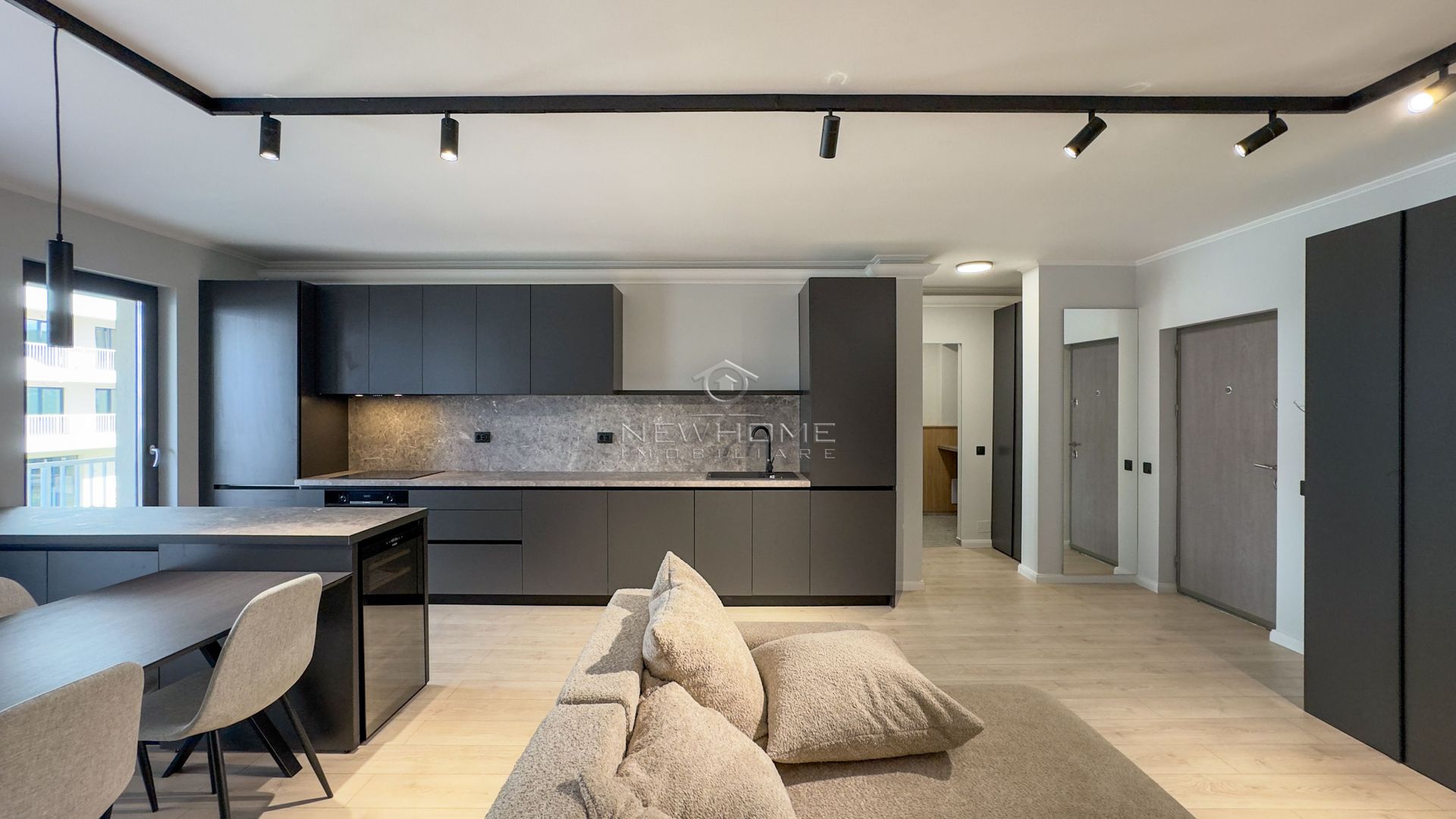 Apartament cu 2 camere, zona Str Eroilor - Poză 2