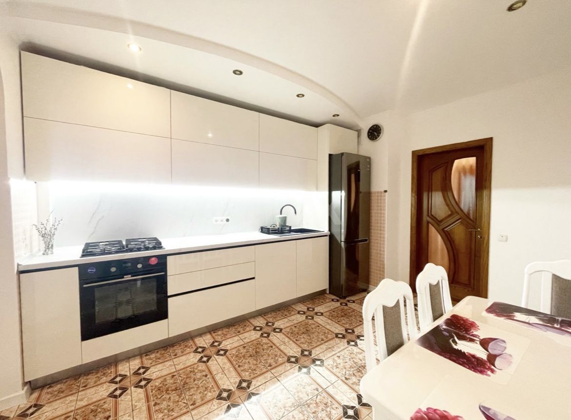 Apartament Centru! 90 m2! 2 + living! - Poză 4
