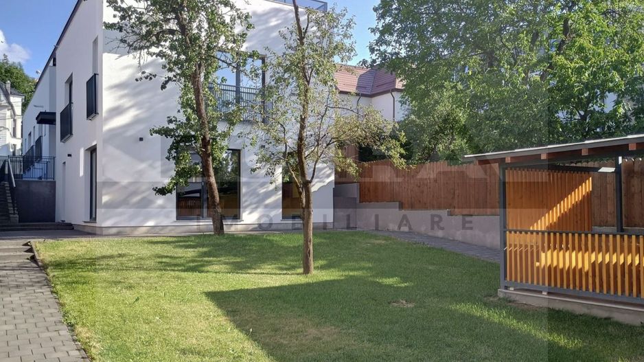 Cladire moderna, superfinisata 500 mp, teren 600 mp, 8 parcari - Poză 1