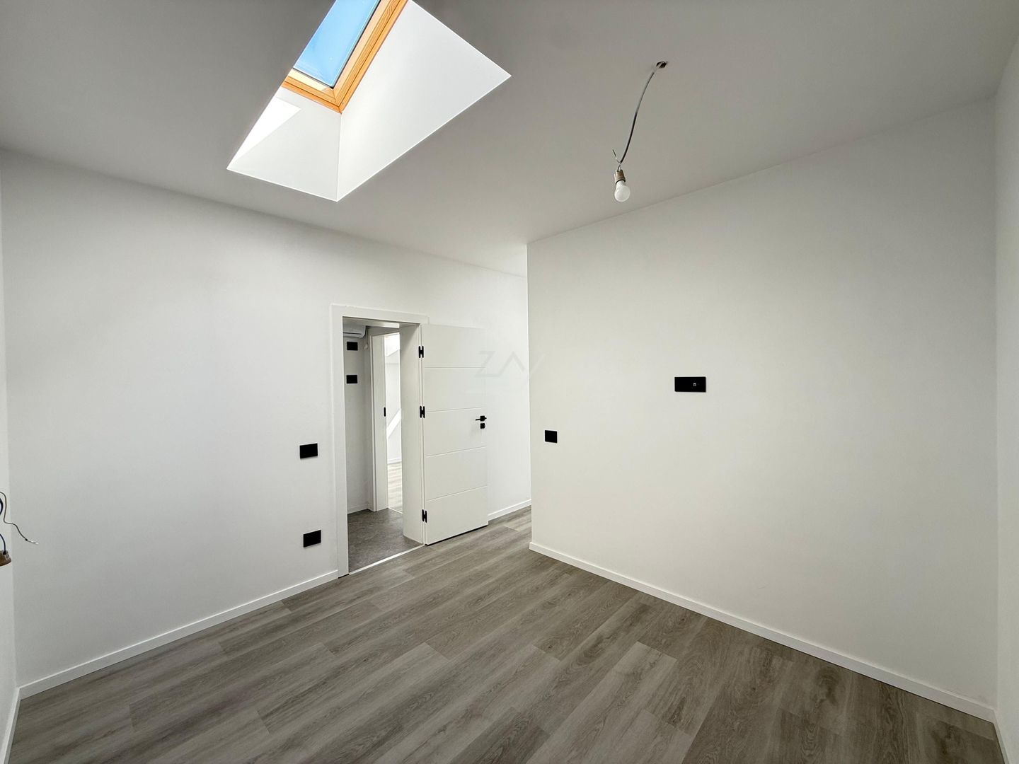 Ap pe 2 niveluri. 3 camere, 2 bai. 2 locuri de parcare. - Poză 12