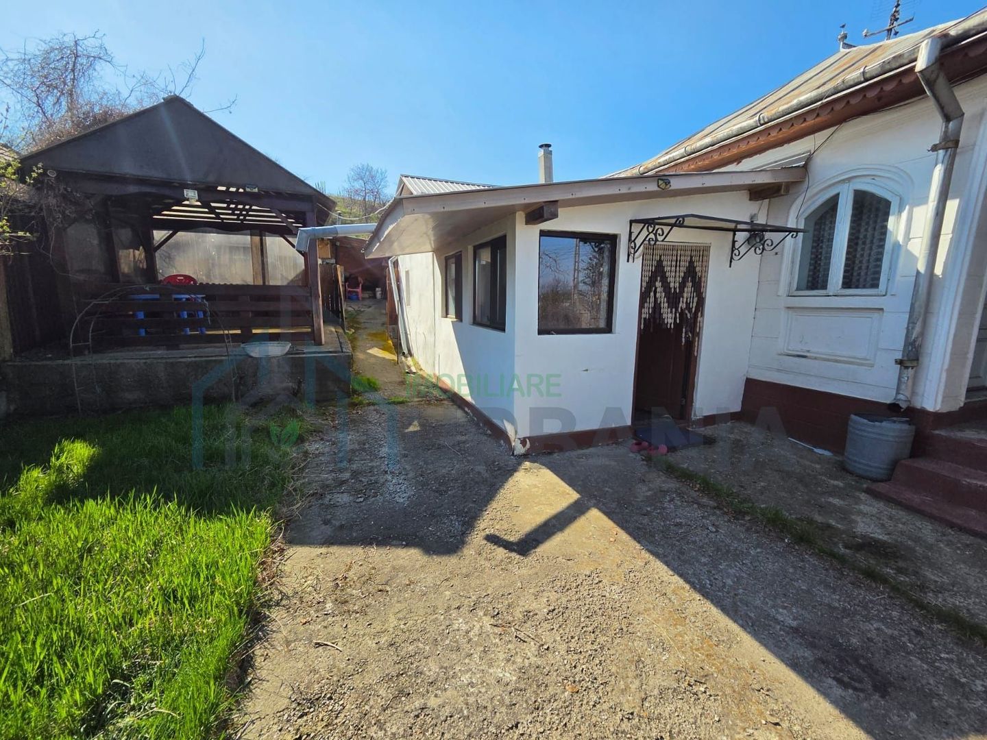 Casă de vânzare în Deleni, Iași – 3 camere, teren 2000 mp - Poză 3