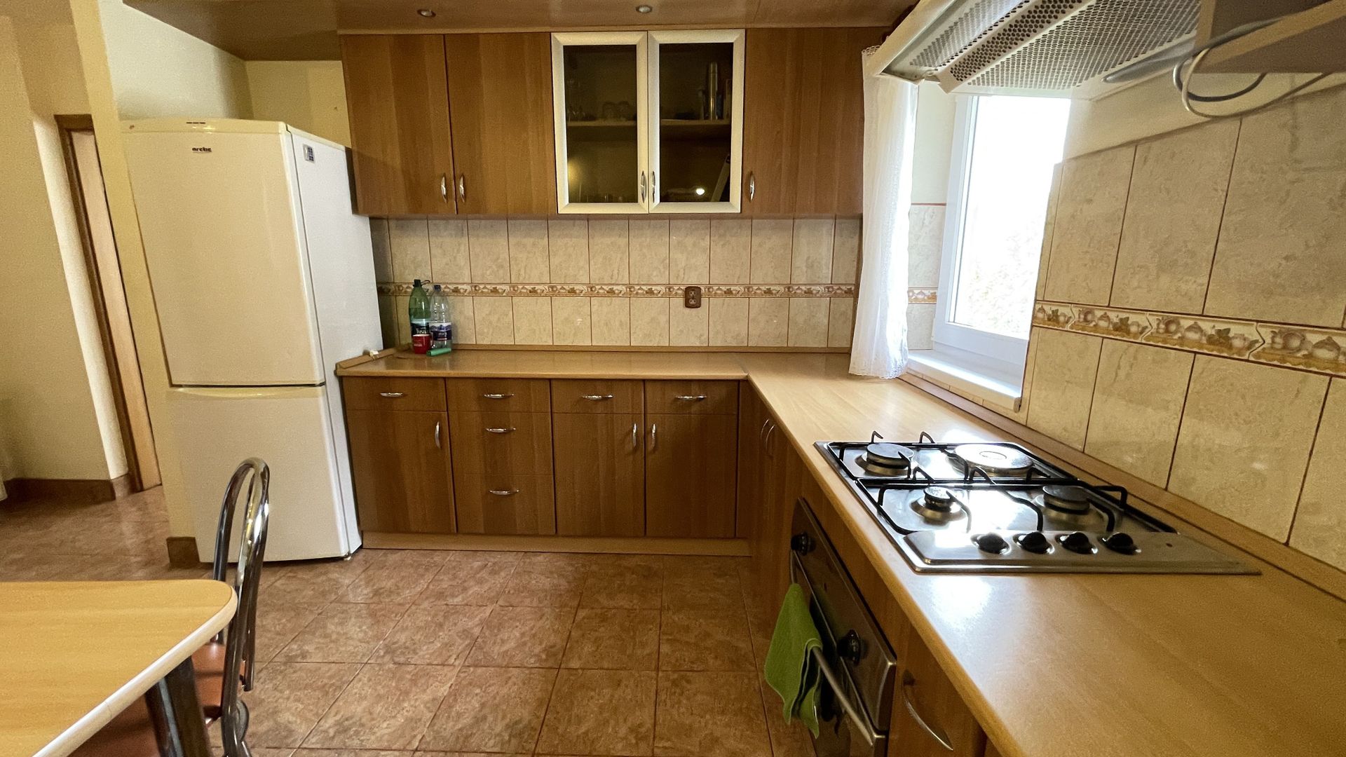Apartament spatios cu trei camere si garaj - Poză 6