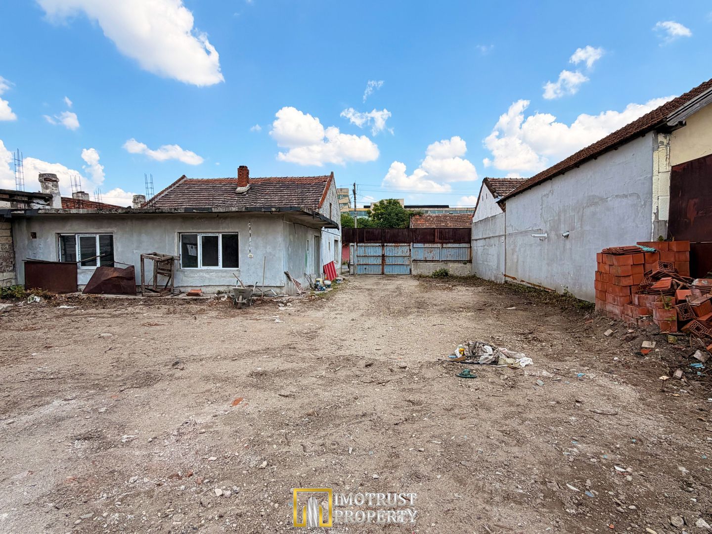 Casă la rosu cu teren generos de vânzare aproape de Intim - Poză 7