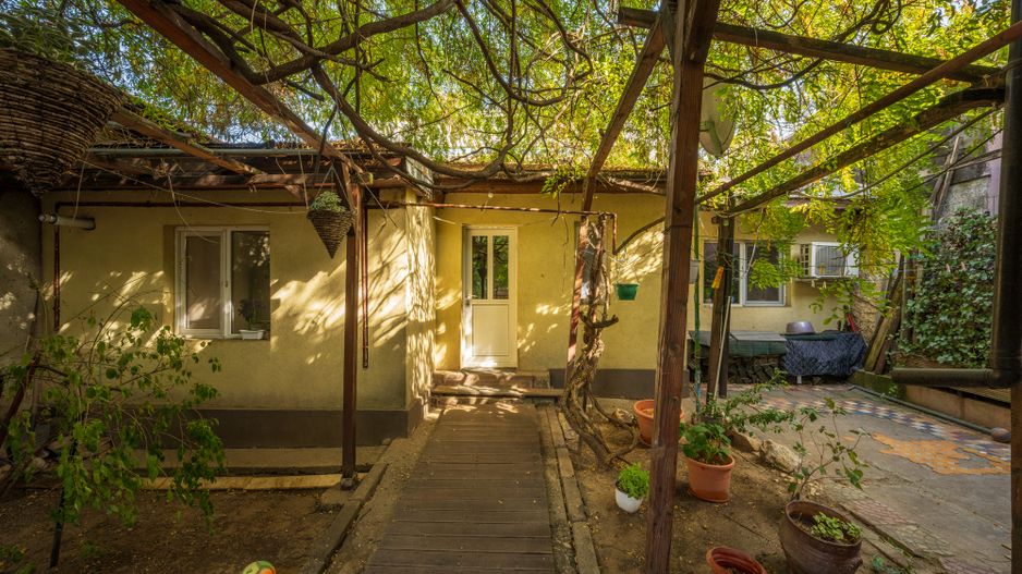 Două case. O singură curte. Mai multe feluri de a spune „acasă” - Poză 23