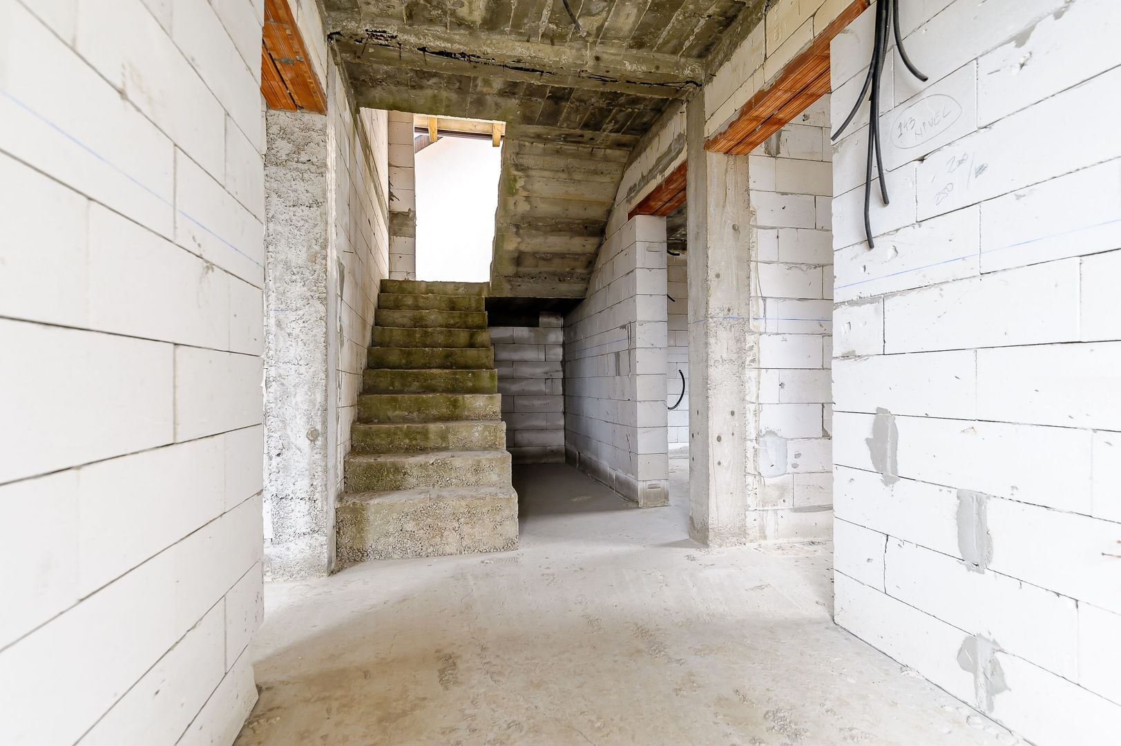 VANDUT! Casă “la roșu” - Livada - 3 km de Arad - Poză 4