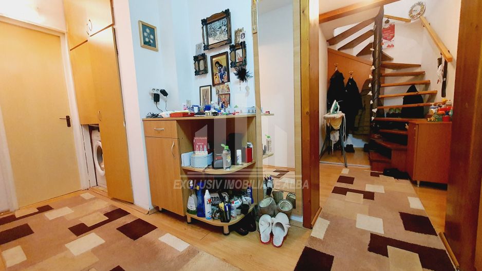 Apartament 4 camere cu scara interioara in Cetate - Poză 2