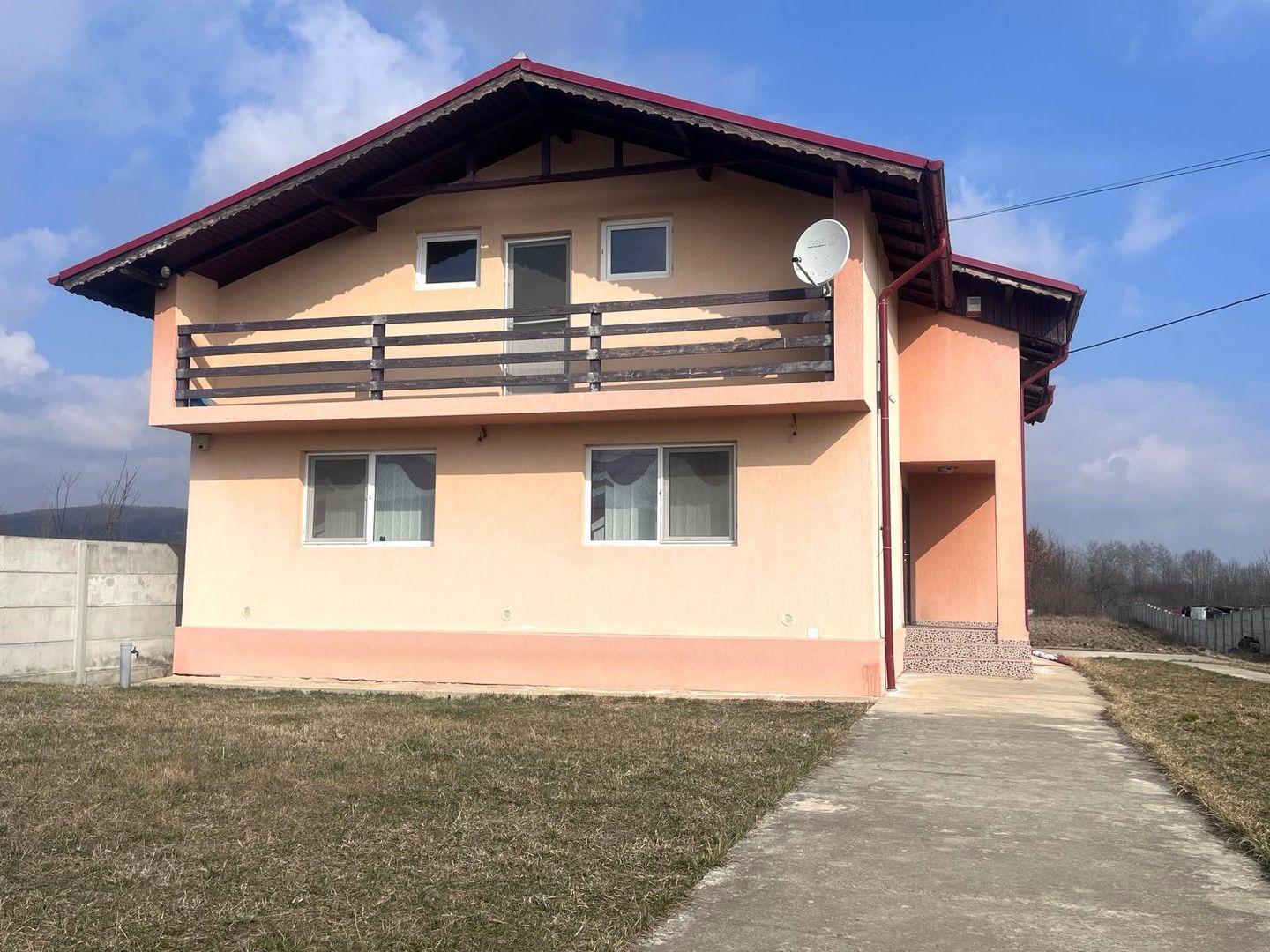 Priveliste frumoasa! Vanzare casa cu 3 camere in Sotanga! - Poză 2