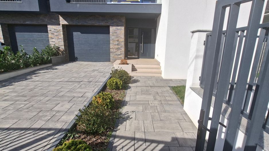 Duplex despărțit prin perete dublu/ Garaj - Poză 1