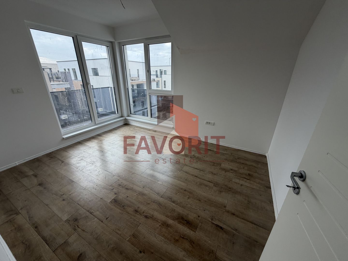 Spatios. Bucatarie inchisa. 2 balcoane. - Poză 9