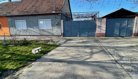 Casă individuală cu front stradal 25 ml – Zona Oncea