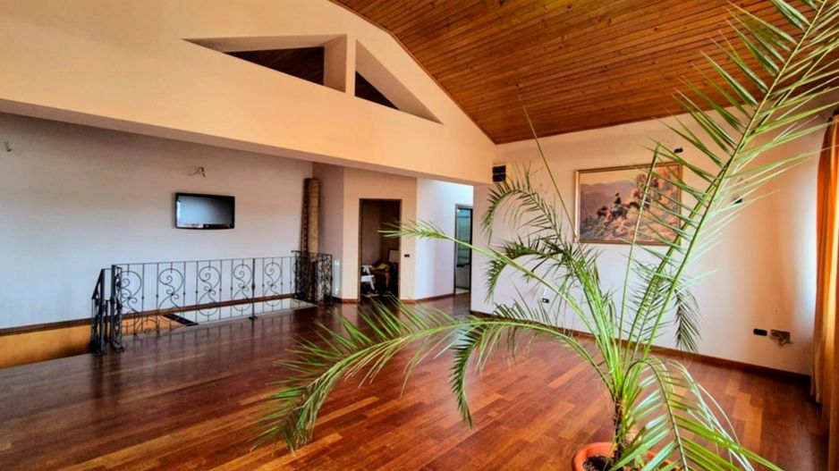 Cauți o casă mare sau spațiu pentru business? Aici le ai pe ambele! - Poză 15