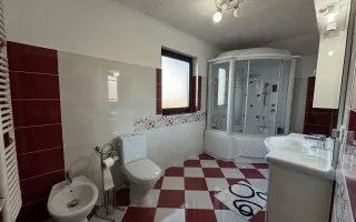 Rezidenta distincta, design arhitectural rafinat, priveliste minunata in Corunca - Poză 12