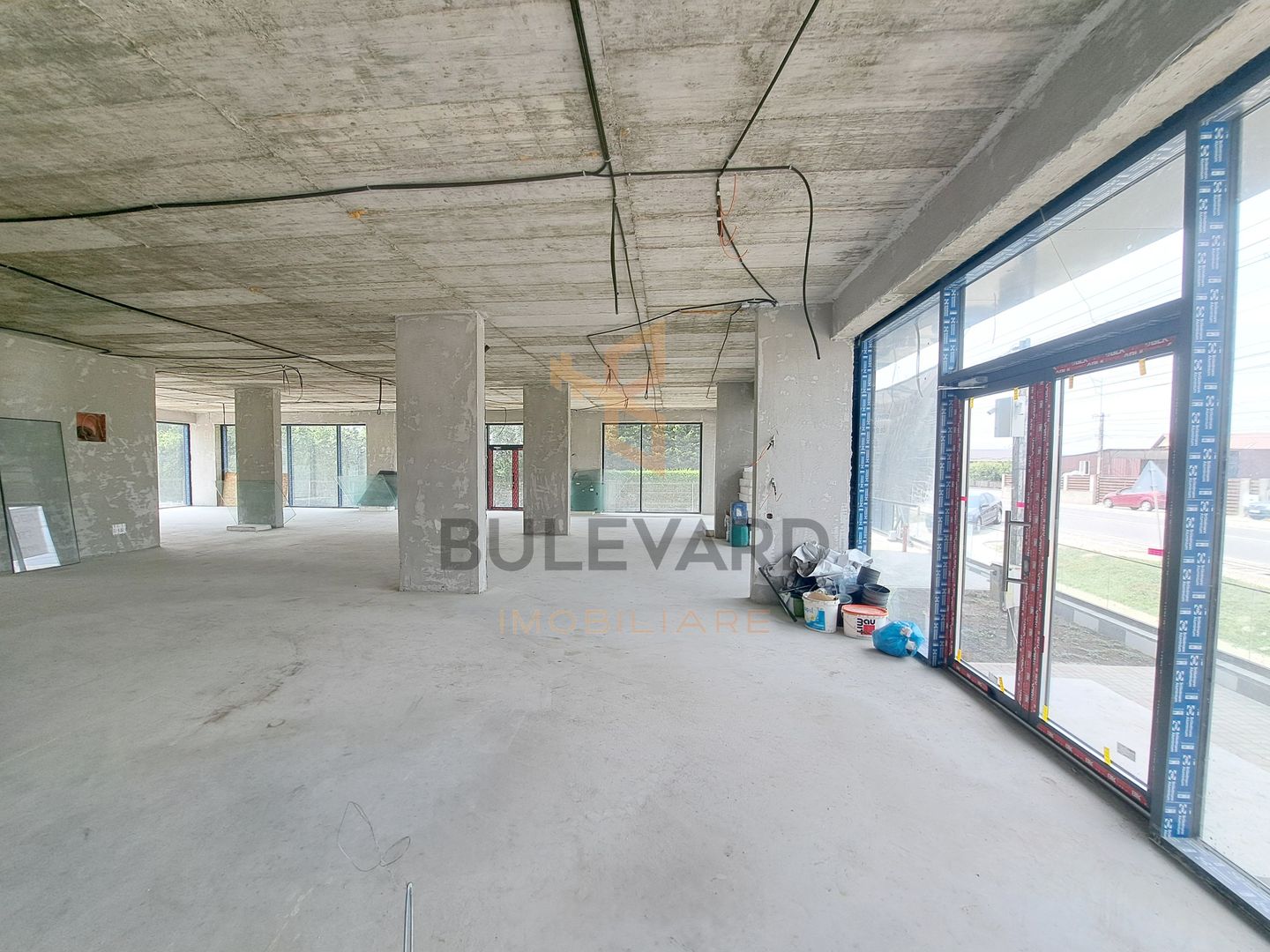 Cladire comerciala situata la drum intens circulat, 1365 mp utili + 20 parcari - Poză 15