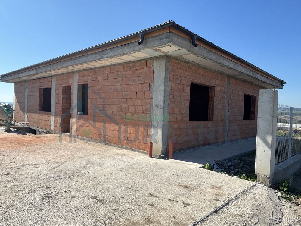 Casă la roșu cu beci de 30 mp și curte betonată, Târgu Frumos - Poză 4