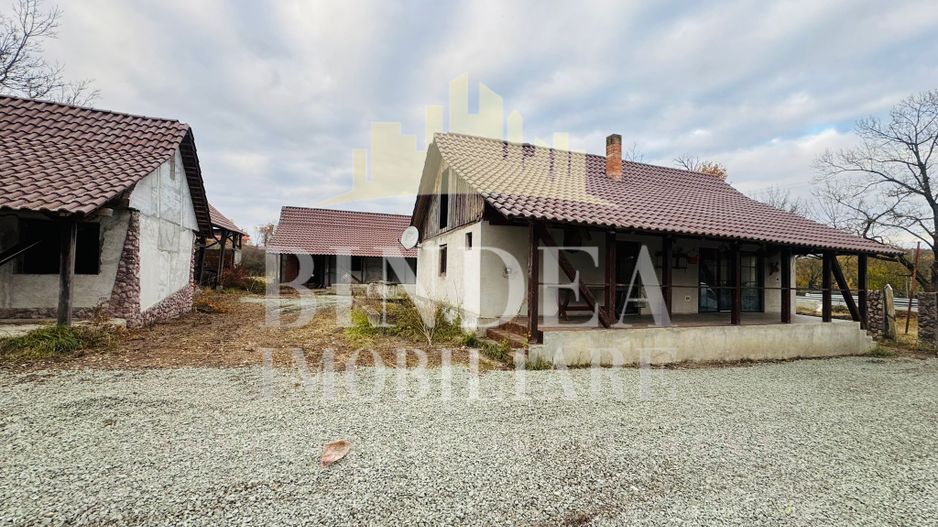 Oportunitate investitie: două reședințe de vacanță/ cabane 3940mp teren - Poză 11