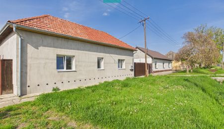 Casă renovată 4 camere si 1452 mp teren în Bătania