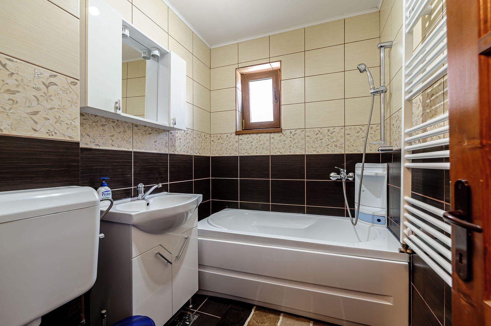 Vilă cu 4 dormitoare în Livada - Poză 8