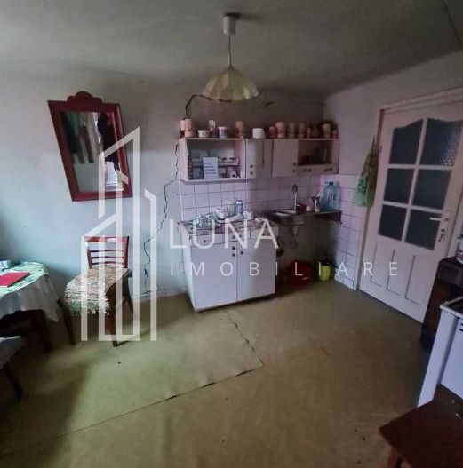 Casă cu teren de 1.000 m² – utilități complete, ideală pentru renovare - Poză 5