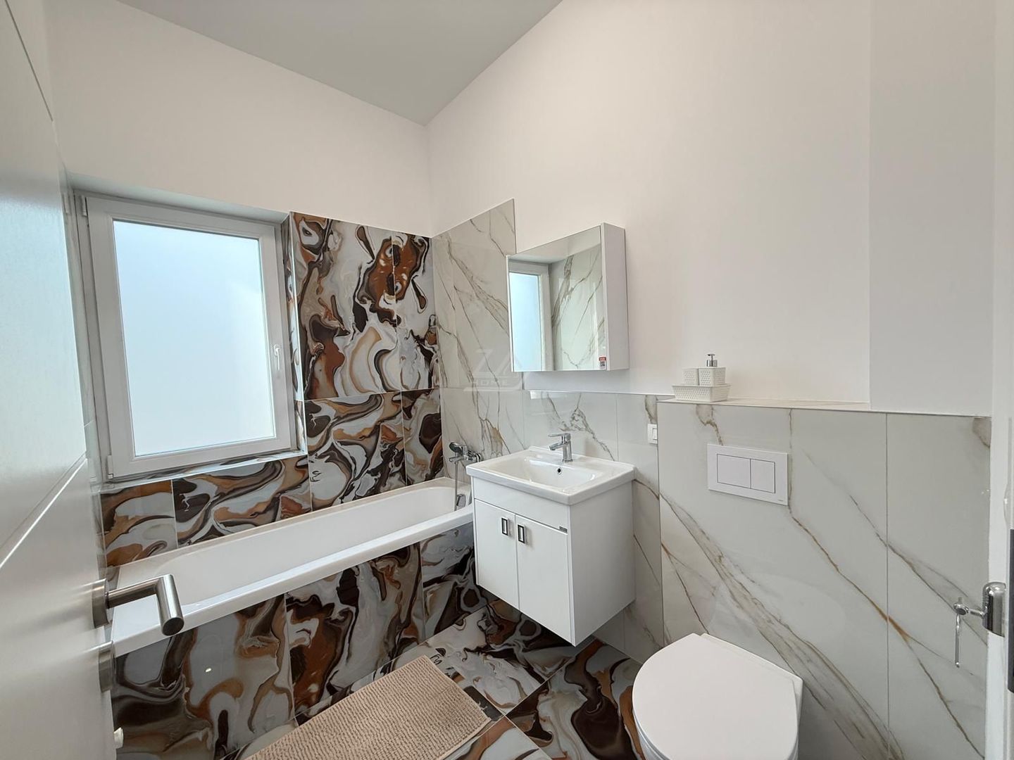 Disponibil imediat. Etaj 1. Bucatarie inchisa. Loc de parcare. - Poză 8