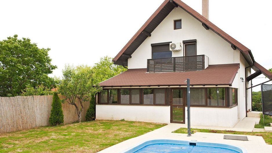 Vilă cu 5 dormitoare, 4 băi, 2 248mp teren, piscină. Preț: 229 000 Eur - Poză 6