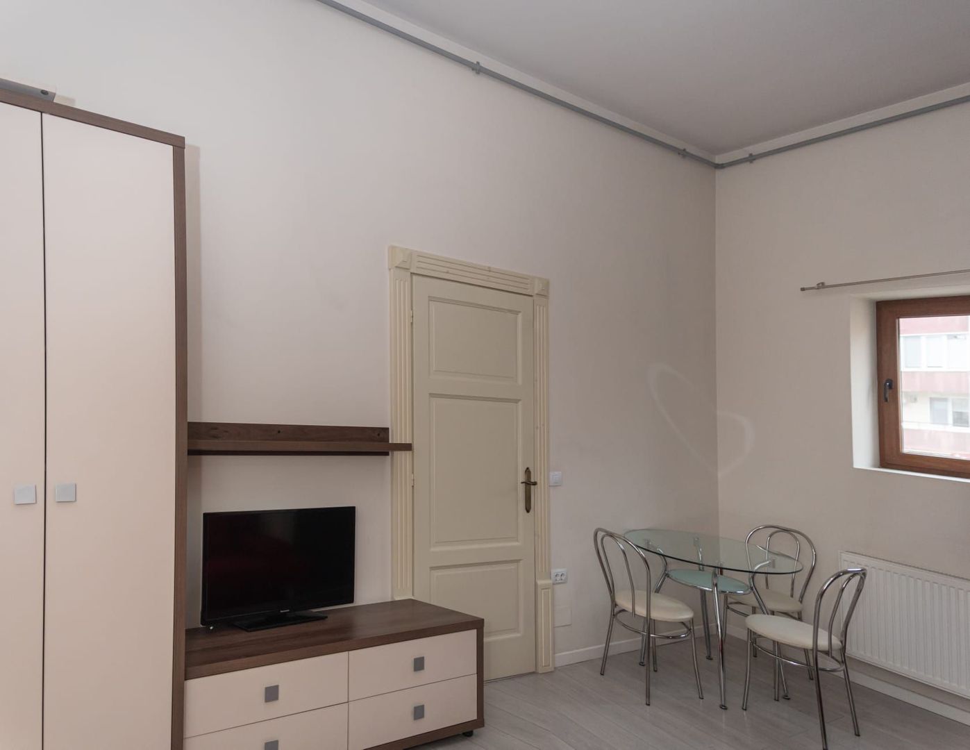 De Inchiriat | 2 Camere | Piata Victoriei - Centrala Proprie | Etaj 3 - Poză 5