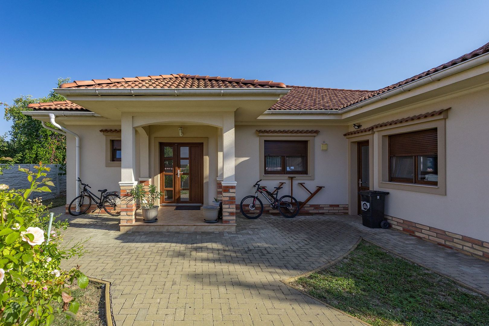 De Vanzare | Vila Lux | Teren 1000 mp | 226mp utili | 3 Bai | Garaj - Poză 3