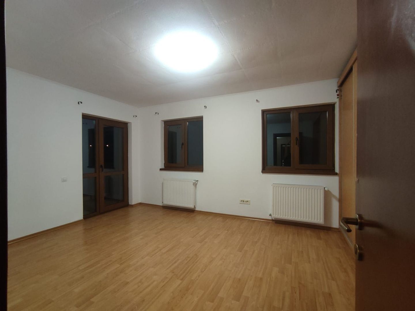 Vilă de închiriat ideală pentru reședință privată sau spațiu de business - Poză 9