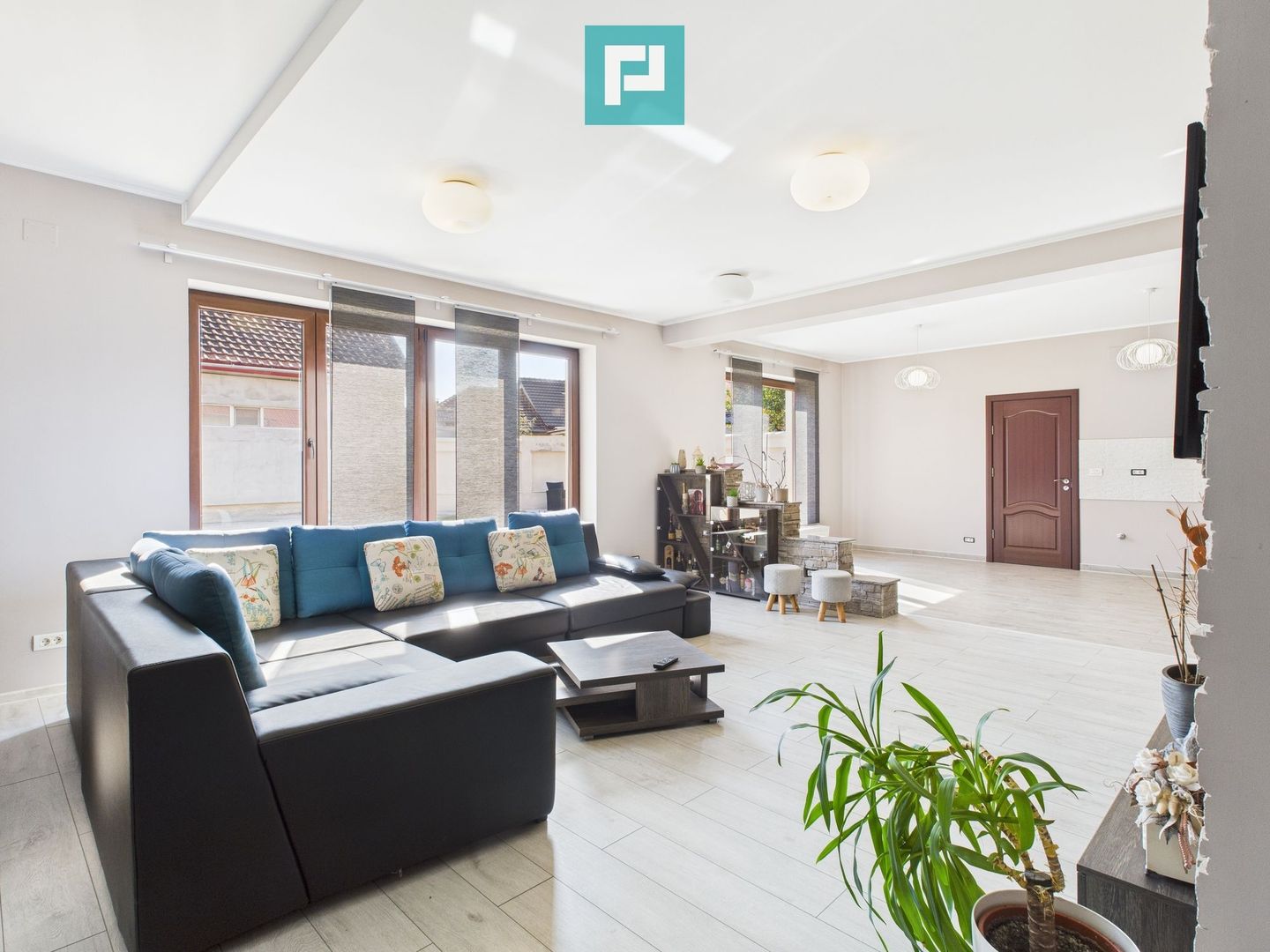 Casă modernă cu 2 corpuri, 5 camere în Pecica - Poză 20