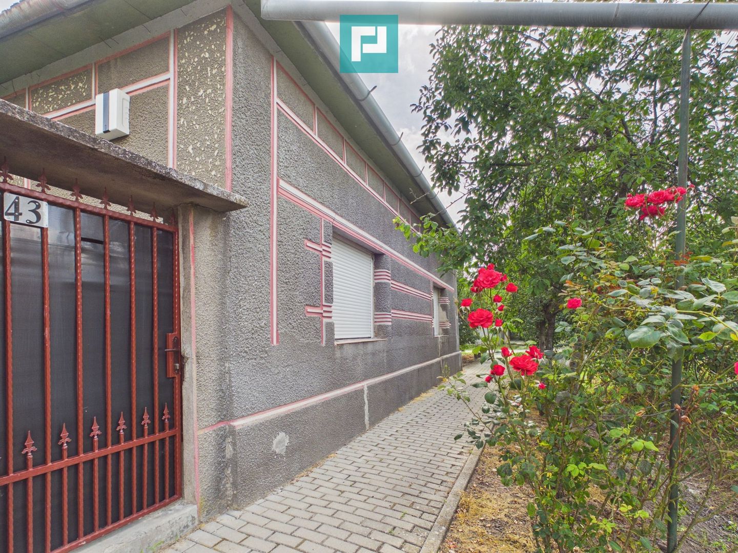 Casă cu 4 camere și teren de 800 mp în Zerind - Poză 1