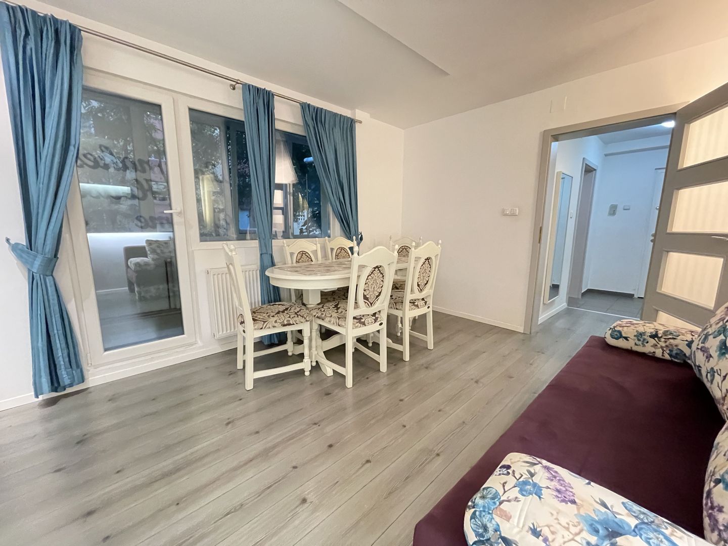 Apartament amenajat frumos,mobilat si utilat - Poză 3