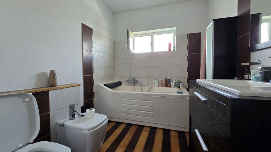 Apartament 2 Dormitoare, 2 Bai, Dumbravita, Curte interioara cu loc de joaca - Poză 7