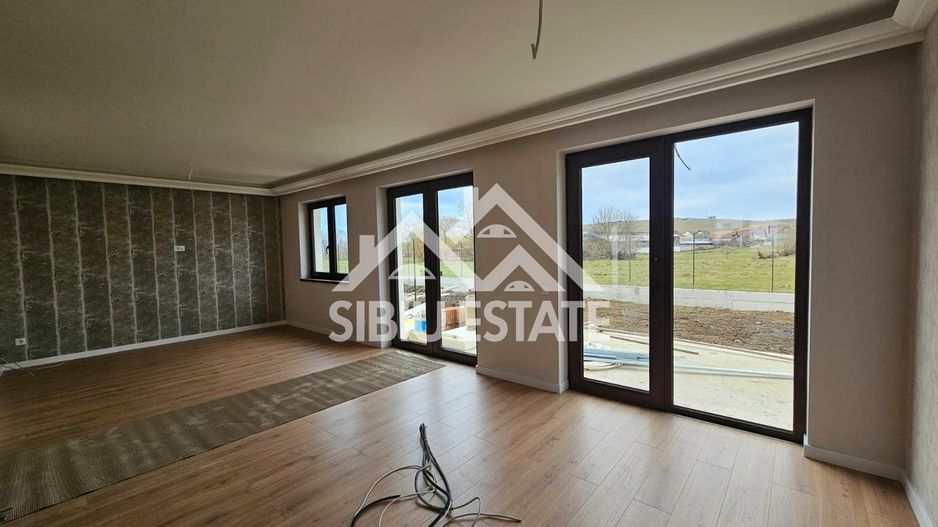 Casa noua amenajata, gata de mutare - Poză 4