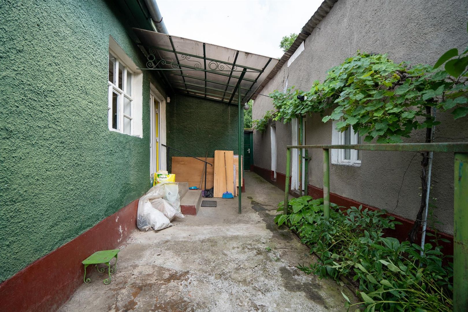 Casa singur in curte  cu dublu front stradal cu garaj in Iosia - Poză 3