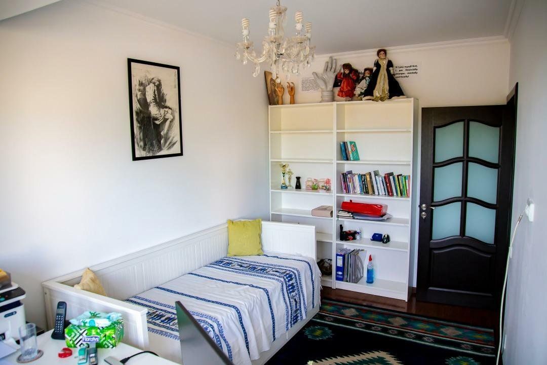 Casă complet mobilată P+1+M - Curte şi loc de parcare- - Poză 11