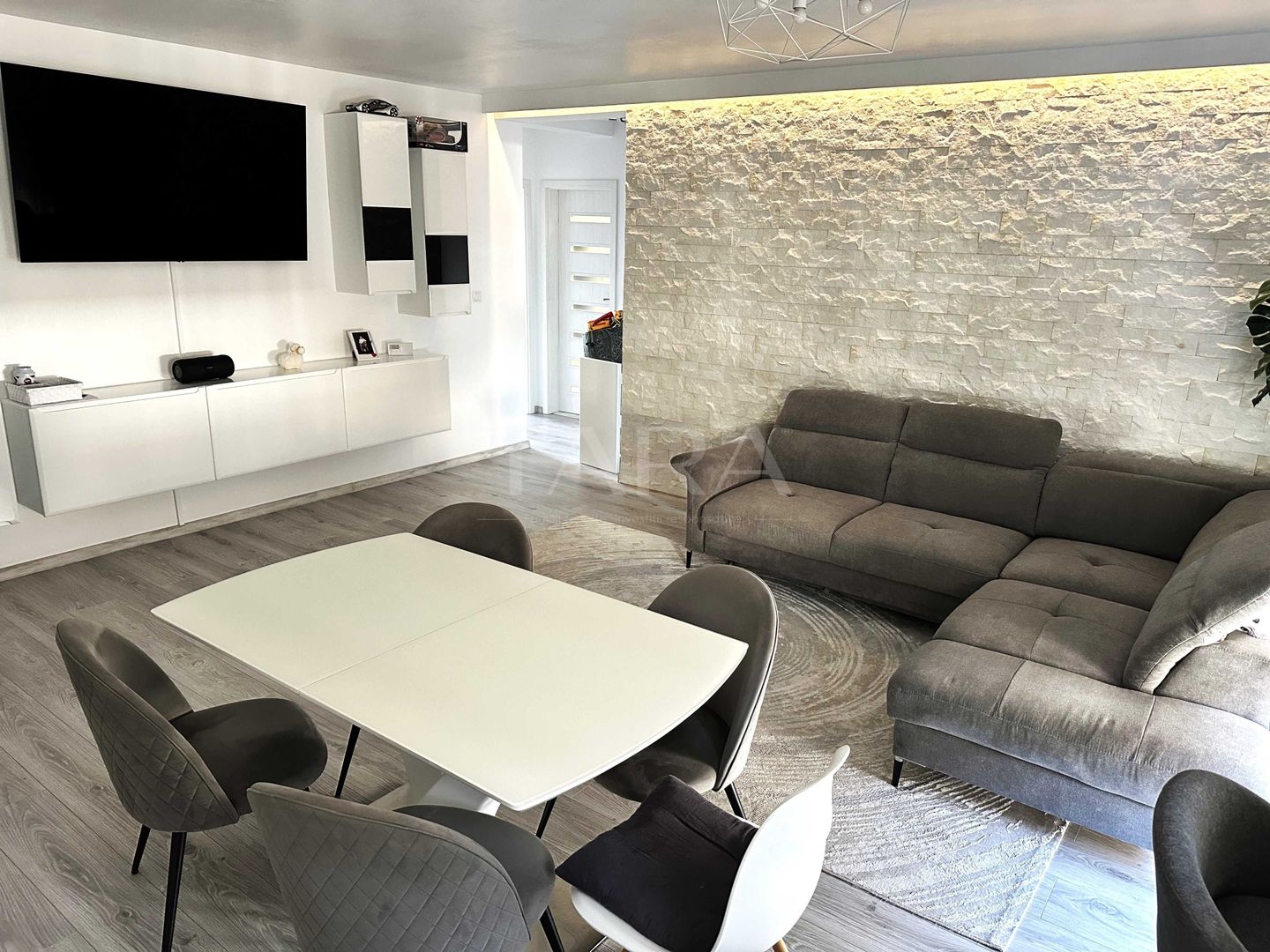 Apartament 3 camere, Zona VIVO, 70 mp – Finisat Modern - Poză 1