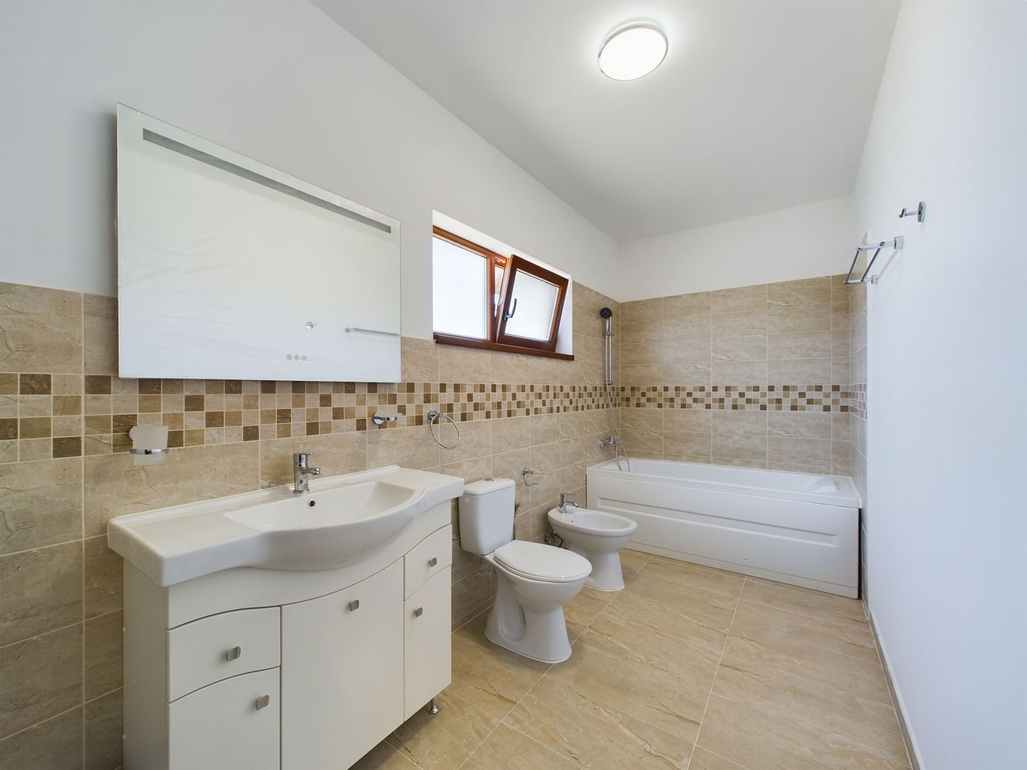 Casă modern finisată și utilată în Săcălaz - Poză 6