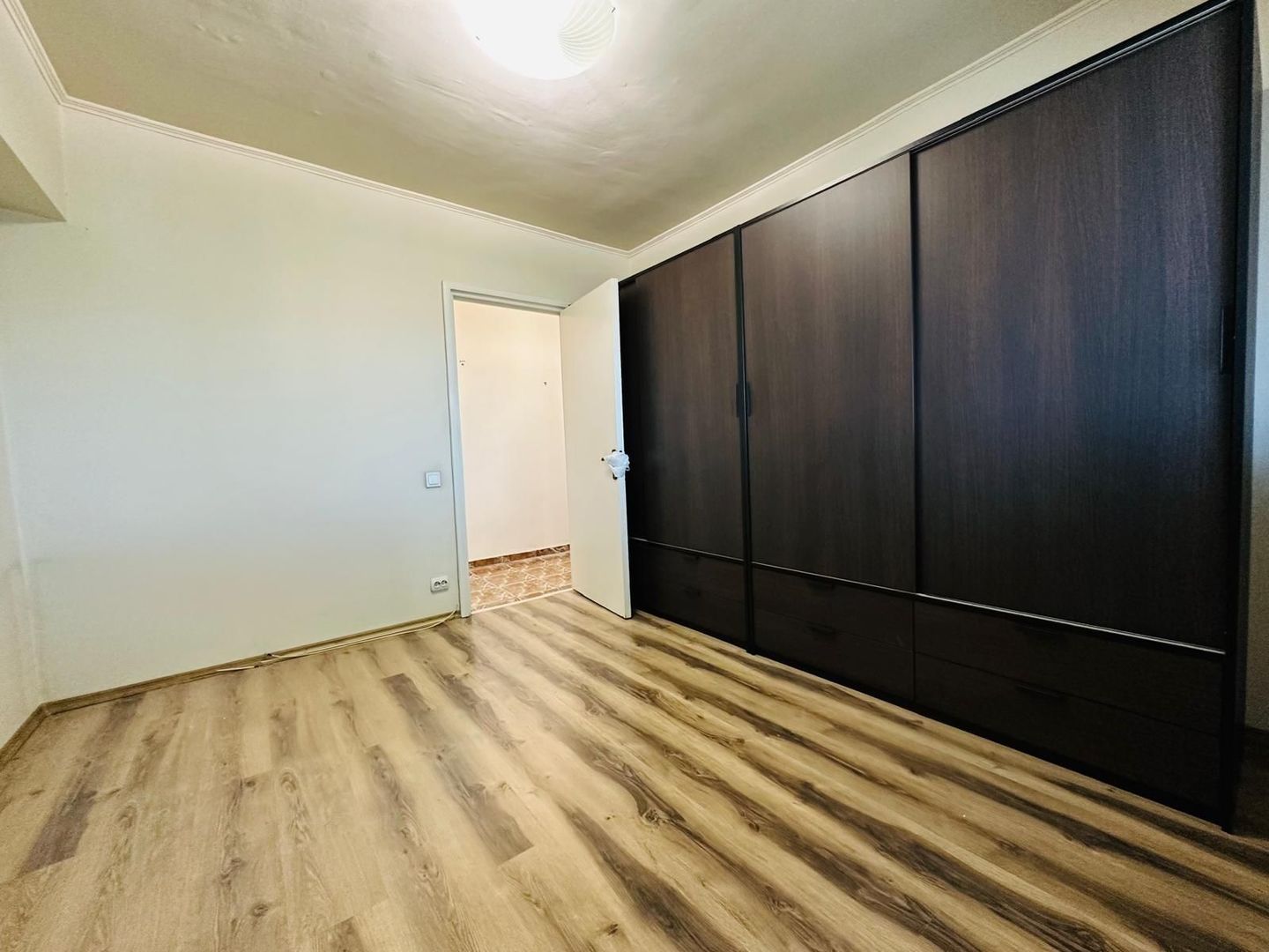 Apartament luminos 3 camere cu balcon generos Parcul Plumbuita - Poză 2