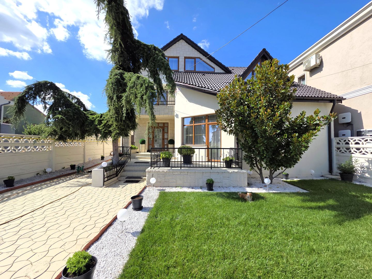 Ovidiu Sud - Zona premium - Vila impozanta, curte mare, garaj, terasa! - Poză 1