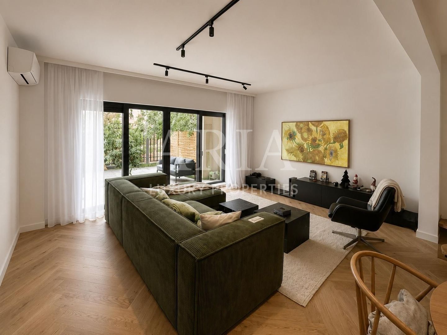 ELEGANT TOWNHOUSE | PRIVATE GARDEN | PANORAMIC TERRACES | - Poză 4