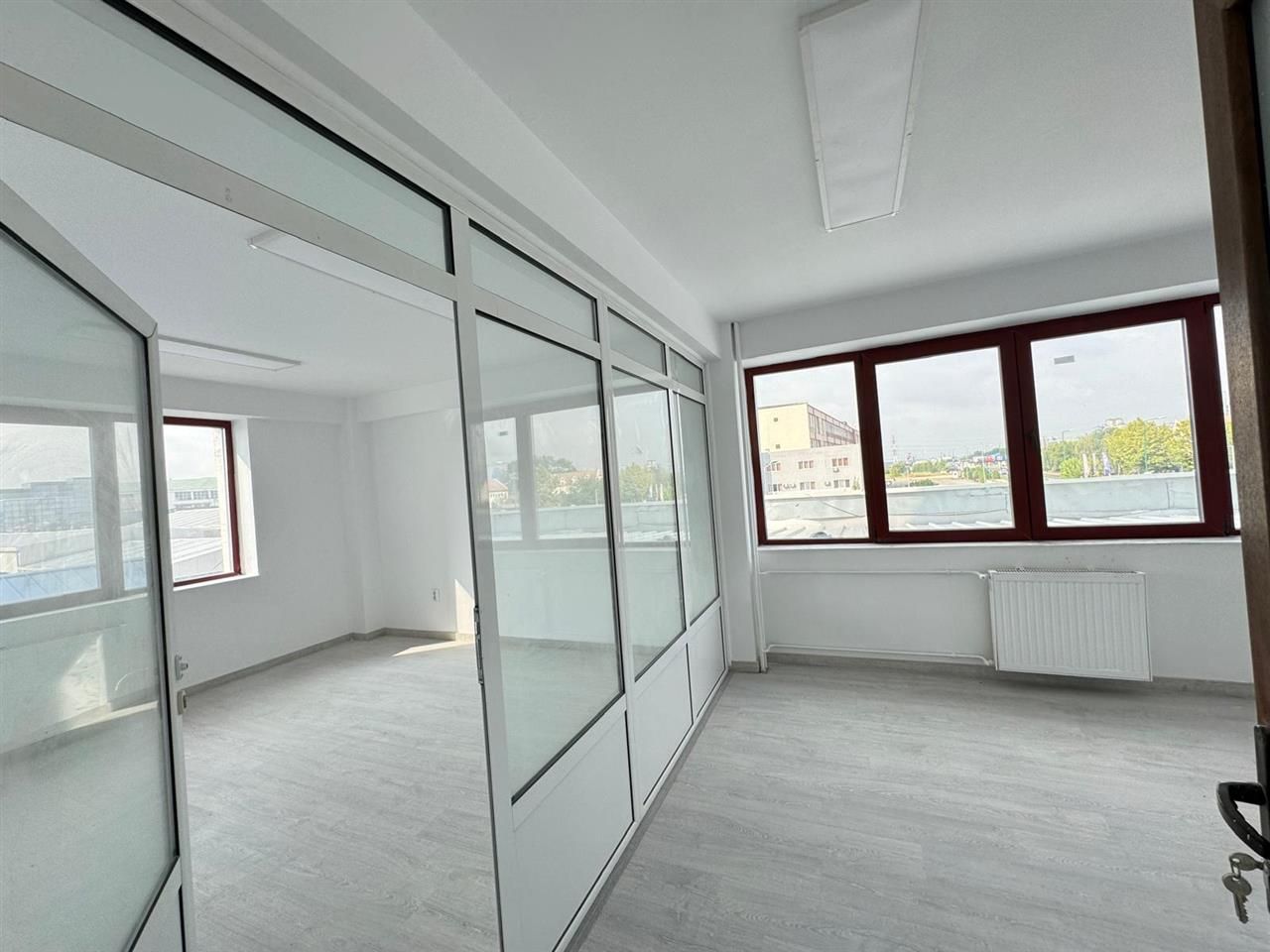 Spatii comerciale moderne de inchiriat, in cladire recent renovata - Poză 2