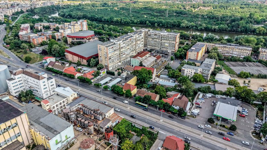 Imobil versatil D+P+E+M | Arteră principală Arad | Curte cu acces auto - Poză 11