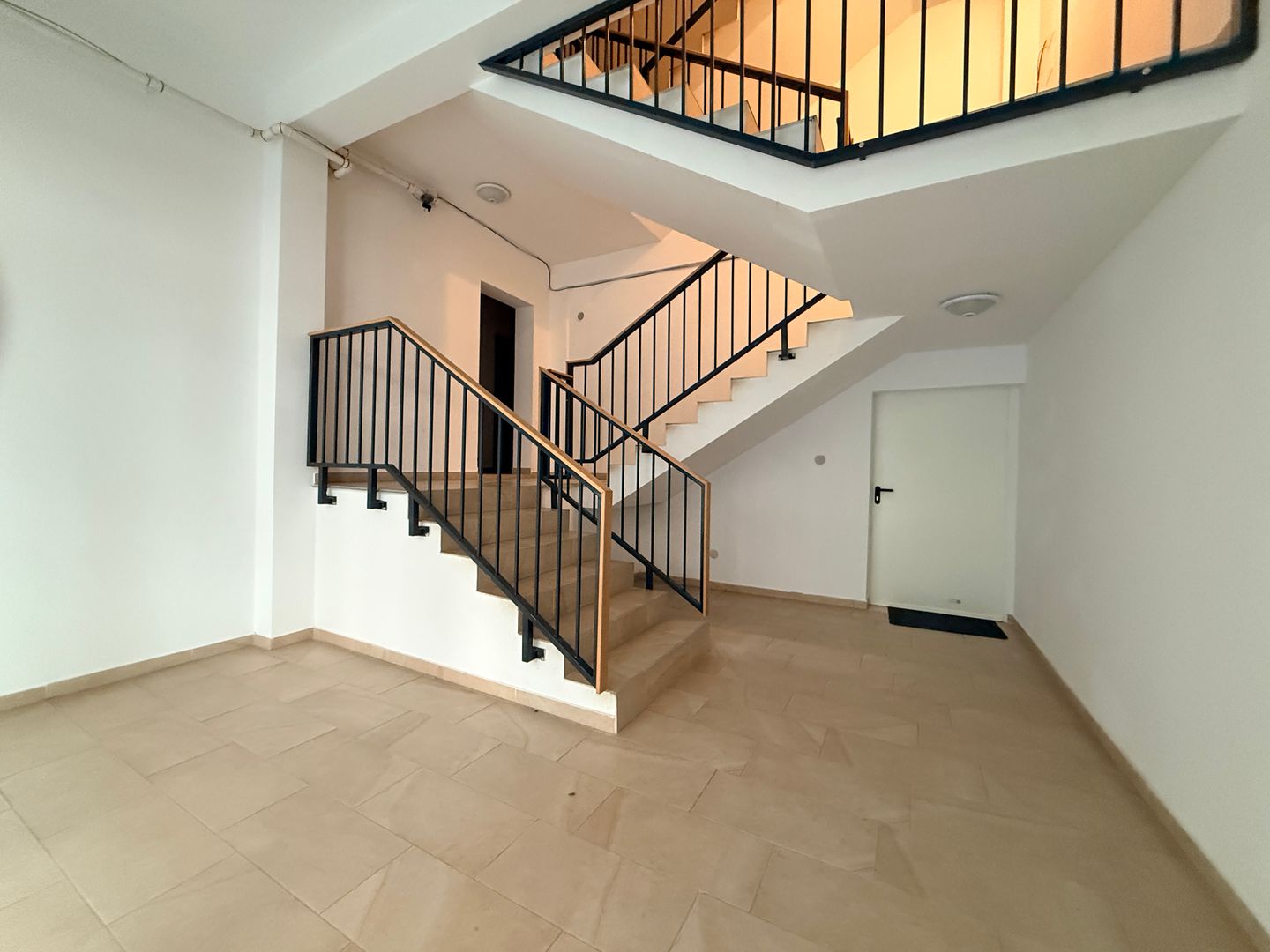 Apartament cu 2 camere de vânzare cu gradina proprie si parcare - Poză 7