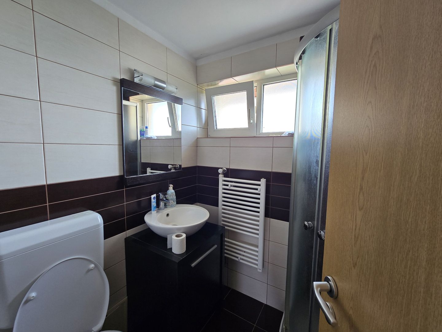 Apartament 2 Dormitoare, 2 Bai, Dumbravita, Curte interioara cu loc de joaca - Poză 8