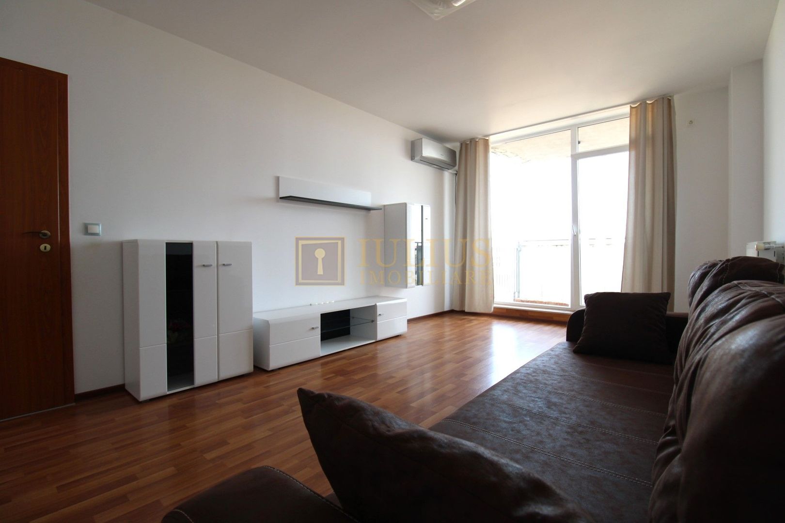 Aradului; decomandat, bucatarie inchisa. Parcare privata inclusa. - Poză 2