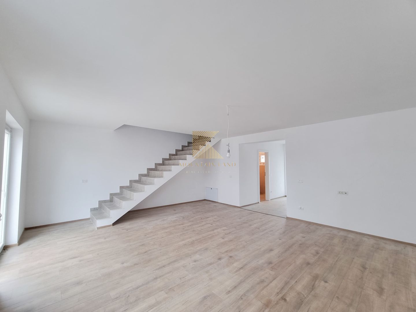 Casă însiruită cu 4 camere și curte proprie – Cartier Izvor, Str. Salc - Poză 3